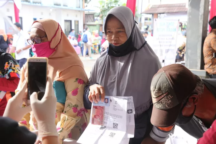 Prabowo Subianto, bantuan sosial baru, KPM penerima manfaat, bantuan makan siang, bantuan tunai Rp100.000, DTKS penerima bantuan, program pemerintah, angka stunting, subsidi LPG, pengumuman resmi