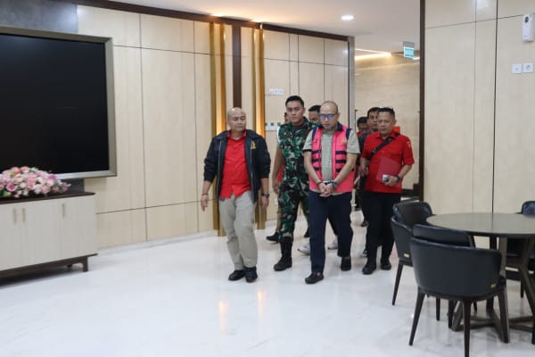 Tersangka korupsi, PT Indofarma, kerugian negara, tersingkirnya BPE, Kejaksaan Tinggi Jakarta, pengelolaan keuangan, manipulasi laporan keuangan, dana tanpa dasar, melawan aksi hukum.