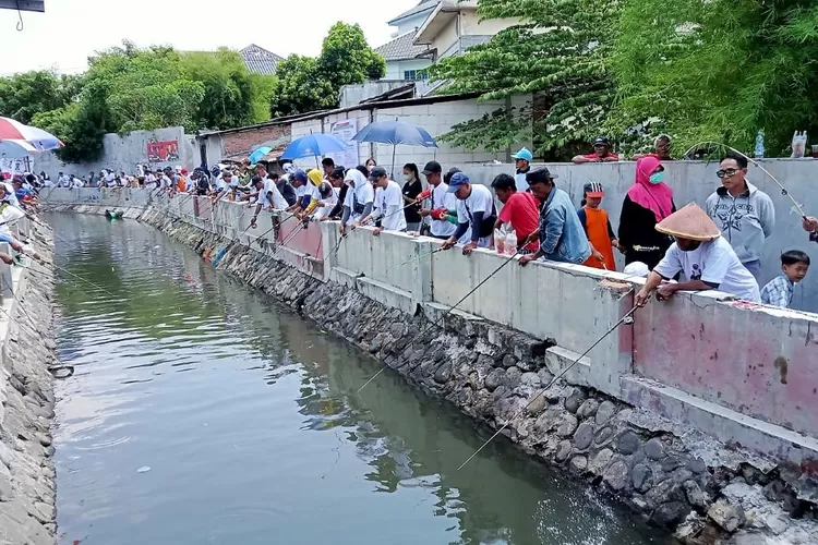 Mancing bersama, warga Solo, Teguh Prakosa, Bambang Gage, tiga kuintal lele, dukungan masyarakat, acara swadaya, sembako murah, kreativitas kampung