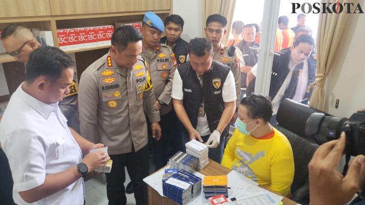 Judi online, rekening bank, pelaku utama, Satreskrim Polres, Jakarta Barat, praktik ilegal, penangkapan pelaku, Kamboja, bisnis haram, aliran dana, rekening penampung, barang bukti, resi pengiriman, hukuman penjara, Cengkareng Indah, sindikat judi, penipuan online, uang haram, eksekusi polisi, transaksi elektronik