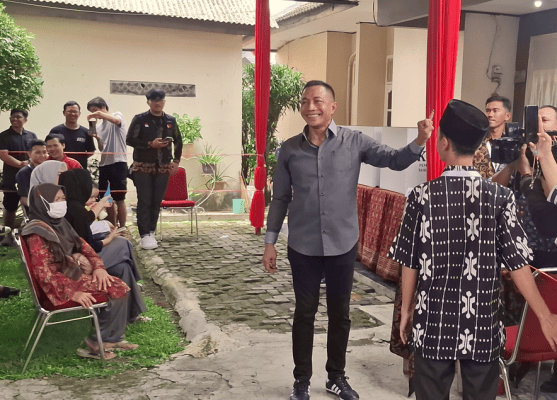 Dharma Pongrekun, Pilkada Jakarta, TPS 031, Lebak Bulus, nyoblos pertama, pengalaman bersejarah, warga Jakarta, cagub Jakarta, tinta biru, perjuangan rakyat, pemilu 2024, kompak bersama, rasa aman, hidup sejahtera, hasil Pilkada, pengumuman hasil, komitmen aman, kebersamaan rakyat, pemimpin Jakarta.