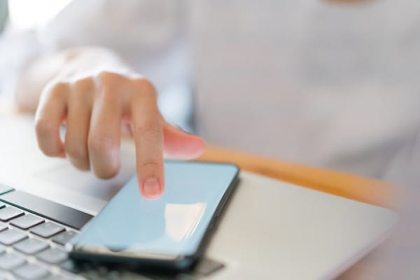 nomor tidak dikenal, cek nomor telepon, penipuan telepon, laporan spam, media sosial, cek di Google, nomor misterius, TrueCaller, WhoCallsMe, spam calls, pencarian nomor, keamanan telepon.