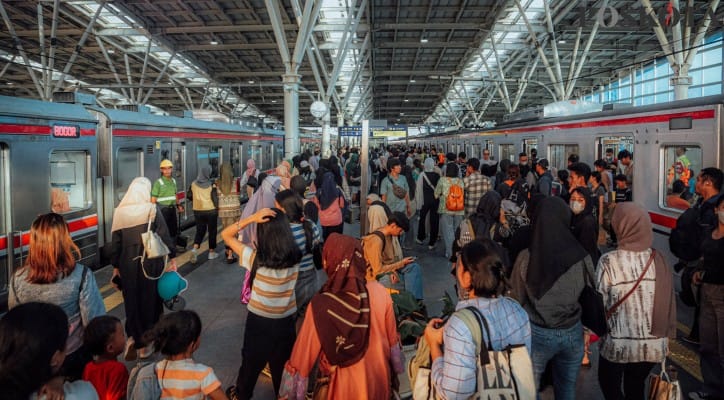 KRL Bekasi, Gangguan Operasional, Commuter Line, Tiang Listrik, Perjalanan Normal