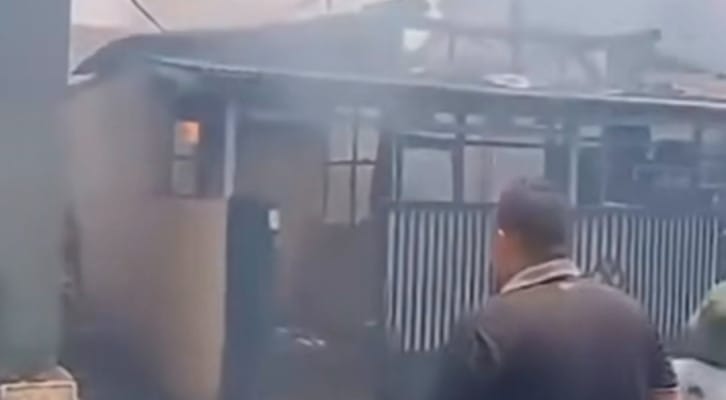 kebakaran rumah, pelaku RJ, Desa Gambang, Cirebon, cekcok telepon, permintaan motor, pembakaran kasur, api terbakar, kerugian material, ancaman hukum, Pasal 187, reaksi netizen, rumah terbakar, anak bungsu, masalah keluarga, emosi meledak, kecelakaan rumah, rumah orangtua terbakar, video viral, reaksi masyarakat, kehidupan keluarga, masalah ekonomi, beban keluarga, masalah remaja, pembakaran nekat