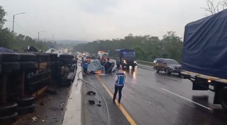 Kecelakaan beruntun, truk rem blong, Tol Cipularang, penyelidikan Korlantas, gigi tinggi, kecepatan tinggi, posisi persneling, kecelakaan KM 92, lalu lintas macet, penyebab kecelakaan, faktor manusia, faktor kendaraan, penyelidikan kecelakaan, arus macet, GT Cikamuning, GT Jatiluhur, Jalan turunan, cuaca buruk.