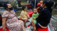 orang tua awasi anak, musim hujan, bencana hidrometeorologi, mitigasi bencana, banjir Kabupaten Bekasi, waspada hujan deras, rawan banjir, korban terseret arus, Cikarang Selatan, Serang Baru, kebijakan Pemkab Bekasi.