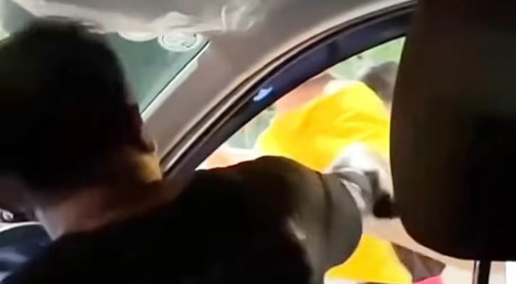 taksi online, pemukulan sopir, video viral, jalan tol Tomang, pelaku mabuk, sopir korban, kejadian jalan tol, pemukulan di jalan, sopir pelaku mabuk, viral Jakarta, sopir taksi viral, pemukulan viral, kejadian viral Jakarta, taksi online viral, pengemudi mabuk