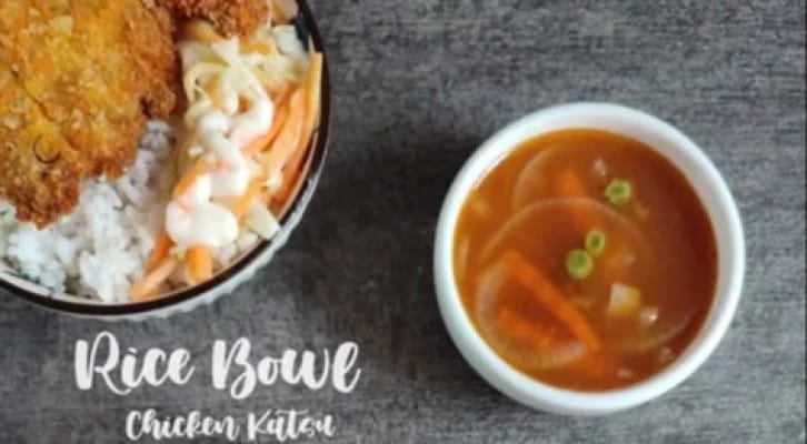 Rice bowl chicken katsu, resep ayam crispy, ide jualan kekinian, ayam goreng, nasi hangat, saus sambal, salad segar, makanan cepat saji, menu jualan, cara membuat ayam, tepung panir, resep simpel, bumbu marinasi, makanan enak, cemilan kekinian.
