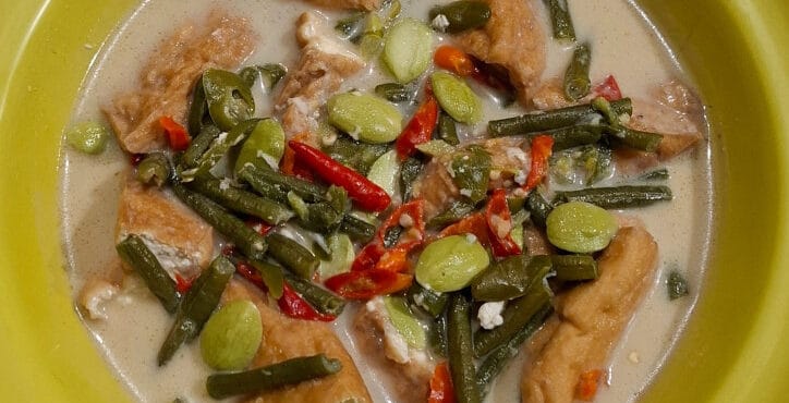 Jangan Lombok Petai, resep pedas, sayur pedas, masakan sederhana, tahu kulit, petai enak, kacang panjang, santan Kara, bumbu halus, resep Jawa, masakan keluarga, makan siang, tempe mendoan, oseng kulit melinjo, pedas gurih, masakan rumahan, resep mudah, bumbu pedas, masak simpel, hidangan lezat, pedas nikmat, sajian keluarga.