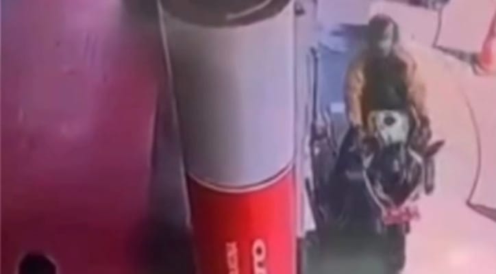 penganiayaan SPBU, video viral, petugas SPBU, pengendara motor, plat nomor merah, kekerasan di SPBU, viral media sosial, trauma petugas, aturan BBM, Pertamina Semarang, kekerasan terhadap petugas, viral di Instagram, kejadian kekerasan, pelanggan marah, aturan BBM subsidi, kecelakaan SPBU, korban pemukulan, laporan kekerasan, pelaporan kejadian, peraturan SPBU.