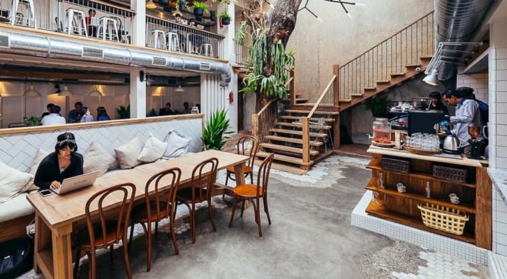 Lucky Cat Coffee, nongkrong asyik, menu lezat, Avocado Toast, Pancake Fluffy, Iced Matcha Latte, Truffle Cream Pasta, Coffee Break, Espresso Martini, Grilled Salmon, Hot Chocolate, suasana cozy, tempat nongkrong Jakarta, sarapan enak, Truffle Fries, Chicken Caesar Salad, makan siang enak, tempat kerja Jakarta, kopi enak, makanan sehat, café Instagrammable, tempat hangout Jakarta, coffee shop Jakarta.