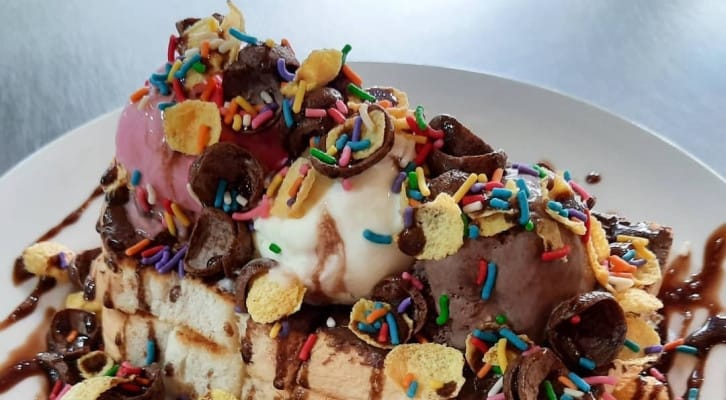 Malam minggu, pesan antar, roti bakar, makanan enak, Mr. Robak, camilan lezat, makanan Jakarta, harga terjangkau, minuman segar, GoFood GrabFood, makanan cepat, santapan nikmat, tempat nongkrong, pesan makanan, makan malam, roti bakar enak, pilihan menu, restoran Jakarta.