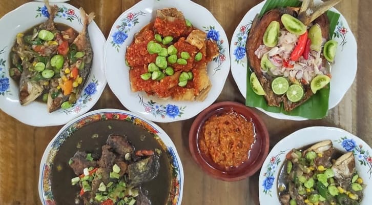 Masakan Betawi, Empal Dower, Soto Betawi, Bandeng Pindang, Oncom Rindu, Bir Pletok, Es Buaya Darat, cita rasa autentik, nuansa tradisional, lokasi strategis, pelayanan ramah, suasana cozy, kuliner pedas, makanan legendaris.