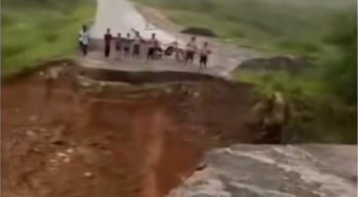 jembatan ambruk, Puncak 2, Desa Babakan Madang, Bogor, jalur akses, hujan deras, perumahan developer, BPBD Kabupaten Bogor, Pj Bupati Bogor, jembatan sementara, pembangunan jembatan, Puncak 2 akses, pihak swasta, 34 KK terdampak, perbaikan jalan, jembatan terputus