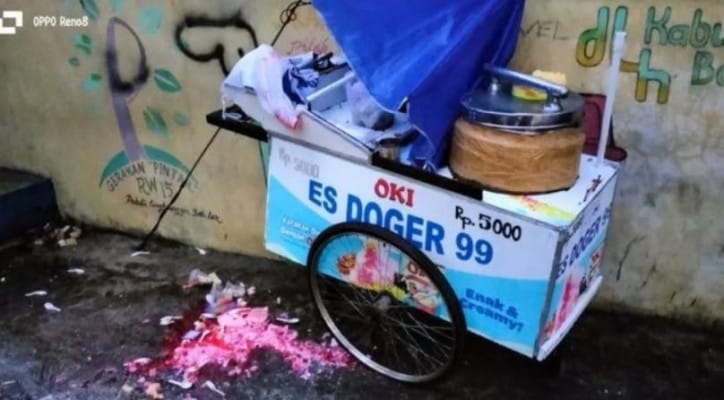 Pembacokan Cileunyi, es doger, pelaku FA, kekerasan fisik, golok, Polsek Cileunyi, korban RM, gerobak rusak, rumah sakit, penganiayaan, premanisme, video viral, Cibiru Raya, tindakan kriminal, es doger gratis, kejadian 28 November, jas hujan oranye, luka sabetan, Polsek Bandung, pengejaran pelaku.