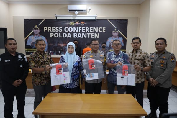 Kepala Desa Pangawinan, pungli PTSL, program PTSL, pungutan pembohong, biaya sertifikat, Satgas Pungli Banten, kerugian warga, Mas'ud tersangka, pungli tanah, laporan masyarakat, penyelidikan pungli, biaya administrasi, potensi kerugian, ancaman penjara, Pasal 368 KUHP.