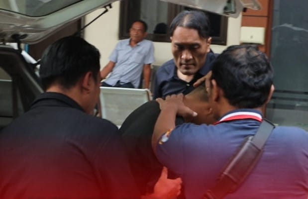 Begal Bekasi, polisi menangkap, pelaku buron, ancaman senjata, luka karyawati, aksi pembegalan, kawasan industri, mengeluarkan korban, mengirimkan pelaku, kriminal Cikarang, keamanan malam, pelaku indekos, lokasi kejadian, waspada begal.