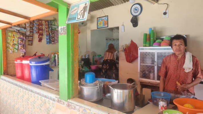 Retribusi kantin, pedagang keberatan, DPRD Jakarta, kantin sekolah, daya beli, harga bahan, program makan gratis, potensi retribusi, pendapatan daerah, tarif sewa, Dinas Pendidikan, penghasilan pedagang, kebijakan retribusi, kenaikan harga.