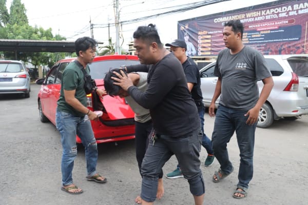 Pembegalan tragis, tukang ojek tewas, pelaku tertangkap, pembegalan di Tangerang, korban dibegal, ancaman hukuman 15 tahun, pencurian dengan kekerasan, penganiayaan berujung kematian, polisi amankan pelaku, pembunuhan di jalan sepi.