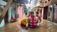 banjir Ciliwung, Kebon Pala, Kampung Melayu, Jatinegara, Jakarta Timur, banjir Jakarta, evakuasi warga, hujan deras, ketinggian air, perahu karet, patroli banjir, imbauan listrik, banjir Tanah Datar, banjir surut, penanganan banjir.