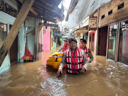 banjir Ciliwung, Kebon Pala, Kampung Melayu, Jatinegara, Jakarta Timur, banjir Jakarta, evakuasi warga, hujan deras, ketinggian air, perahu karet, patroli banjir, imbauan listrik, banjir Tanah Datar, banjir surut, penanganan banjir.