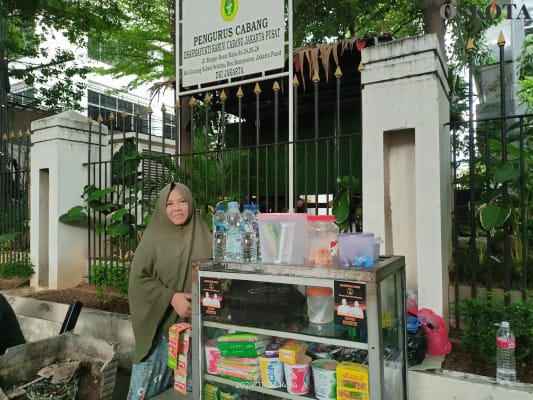 IMG20241122145413 dagang asongan, trotoar Jakarta, Pengadilan Negeri, jualan air mineral, kopi panas, razia Satpol PP, perjuangan Cece, hidup Jakarta, cari nafkah, Cece Bu Nani, jualan rokok, usaha keras, 40 tahun dagang, nenek 3 cucu
