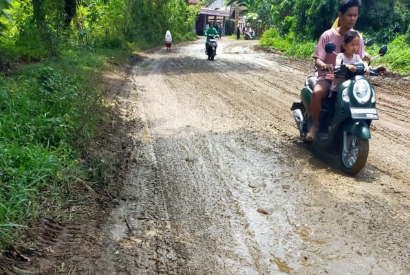 jalan licin Desa Mekarsari, akses jalan rusak, warga keluhkan jalan, lumpur dan tanah, pengendara motor jatuh, aktivitas galian tanah, koordinasi DLH Banten, perizinan galian tanah, jalan berlumpur Lebak, jalan rusak parah, truk pengangkut tanah, keluhan warga Rangkasbitung.