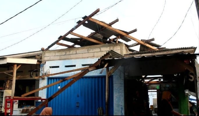 Angin puting beliung, kerusakan bangunan, rumah rusak, lapak ikan hancur, evakuasi warga, Desa Sumberjaya, Kecamatan Sumur, Pandeglang, bencana alam, atap rusak, Pasar Sumur, kerusakan parah, perbaikan rumah, perang gotong royong