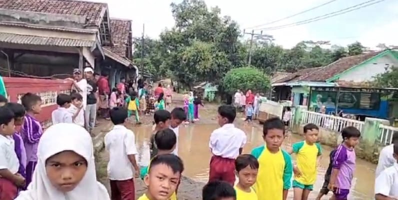 protes jalan rusak, warga pasirpanjang, aksi tabur ikan, jalan berlubang, protes pemerintah, kolam ikan jalan