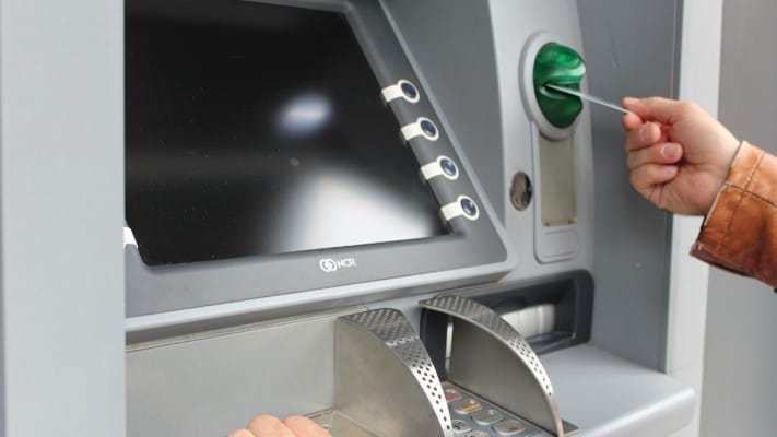 ATM tertelan, cara mengurus, call center bank, blokir kartu, aplikasi mobile banking, surat kehilangan, minta kartu baru, transaksi ATM, mesin ATM, langkah cepat