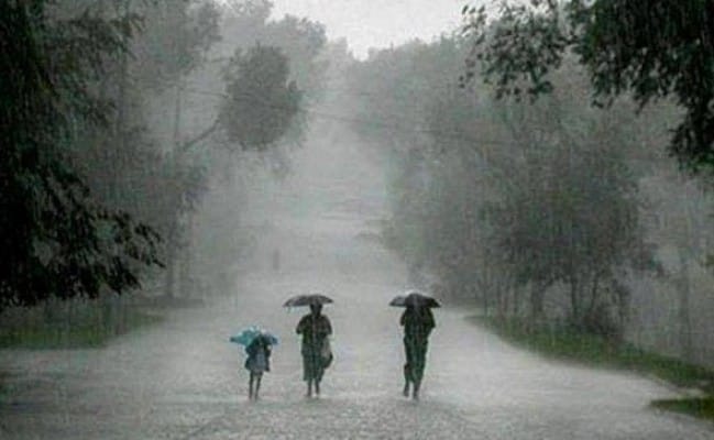 cuaca bandung hari ini, prakiraan cuaca bandung, cuaca berawan tebal, hujan ringan, suhu udara bandung, kelembapan tinggi, cuaca sore bandung, cuaca malam bandung, cek cuaca bandung, BMKG bandung, cuaca pagi bandung, cuaca siang bandung