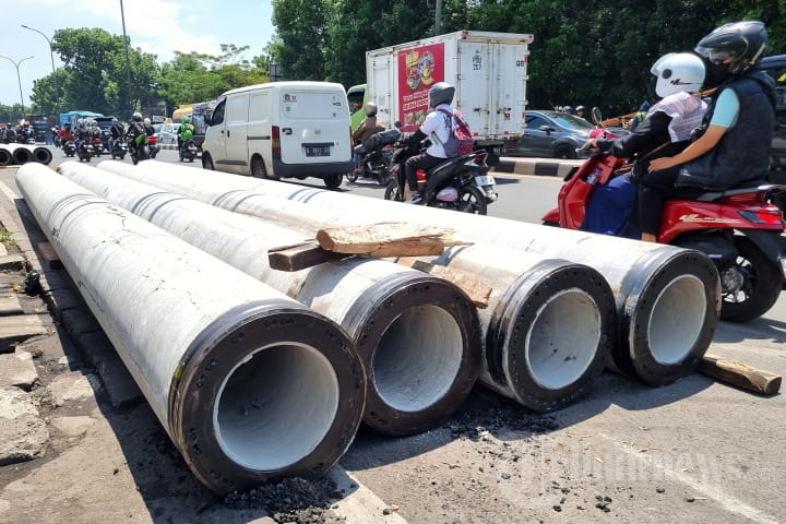 Paku Bumi, Jalan Bandung, Macet Parah, Paku Jatuh, Insiden Bandung, Muatan Tronton, Kemacetan Panjang, SOP Kelalaian, Lalu Lintas, Perempatan Buahbatu, paku bumi jatuh