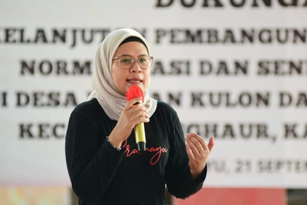 Nina Agustina viral, video marah, calon bupati, Dai Bachtiar, media sosial, emosi tinggi, warga Indonesia, drama politik, konfrontasi publik, pengacauan KTP.