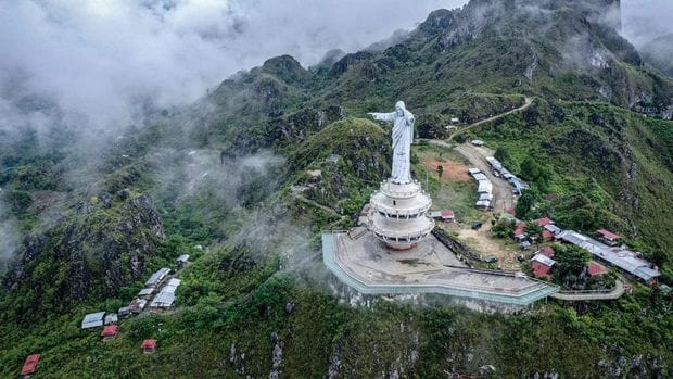 Apakah Kamu Tahu 6 Patung Yesus yang Bikin Bangga Indonesia? Salah Satunya Ternyata Tertinggi di Dunia Loh! Bukit Buntu, Danau Toba, Ikon Religi, Kristus Raja, Laut Arafuru, Manado Sulawesi, Merauke Papua, Patung Memberkati, Patung Yesus, Patung Yesus Sibe-bea, Pulau Mansinam, Sibea-bea Samosir, Taman Doa, Tana Toraja, Tertinggi Dunia, Wisata Religi