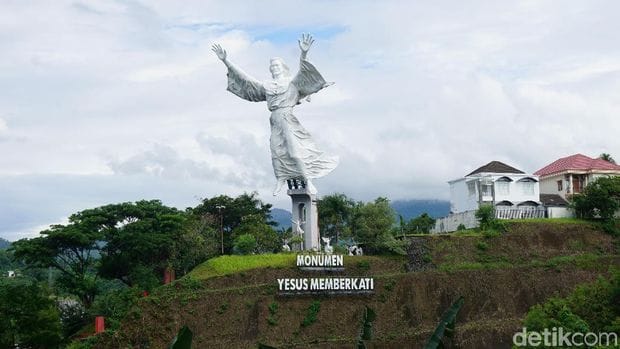 Apakah Kamu Tahu 6 Patung Yesus yang Bikin Bangga Indonesia? Salah Satunya Ternyata Tertinggi di Dunia Loh! Bukit Buntu, Danau Toba, Ikon Religi, Kristus Raja, Laut Arafuru, Manado Sulawesi, Merauke Papua, Patung Memberkati, Patung Yesus, Patung Yesus Sibe-bea, Pulau Mansinam, Sibea-bea Samosir, Taman Doa, Tana Toraja, Tertinggi Dunia, Wisata Religi