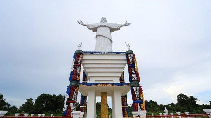 Apakah Kamu Tahu 6 Patung Yesus yang Bikin Bangga Indonesia? Salah Satunya Ternyata Tertinggi di Dunia Loh! Bukit Buntu, Danau Toba, Ikon Religi, Kristus Raja, Laut Arafuru, Manado Sulawesi, Merauke Papua, Patung Memberkati, Patung Yesus, Patung Yesus Sibe-bea, Pulau Mansinam, Sibea-bea Samosir, Taman Doa, Tana Toraja, Tertinggi Dunia, Wisata Religi