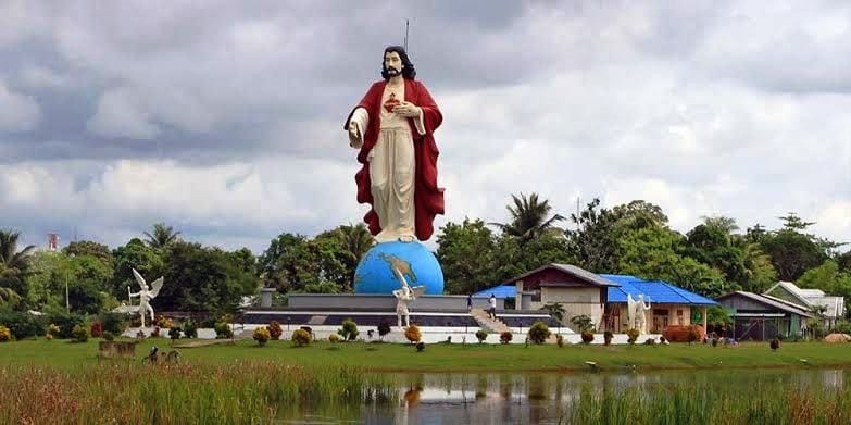 Apakah Kamu Tahu 6 Patung Yesus yang Bikin Bangga Indonesia? Salah Satunya Ternyata Tertinggi di Dunia Loh! Bukit Buntu, Danau Toba, Ikon Religi, Kristus Raja, Laut Arafuru, Manado Sulawesi, Merauke Papua, Patung Memberkati, Patung Yesus, Patung Yesus Sibe-bea, Pulau Mansinam, Sibea-bea Samosir, Taman Doa, Tana Toraja, Tertinggi Dunia, Wisata Religi