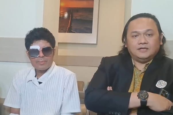 Agus Salim, operasi mata, Singapura, Farhat Abbas, biaya pengobatan, paspor Agus, pengobatan air keras, rumah sakit Singapura, kontrol mata, penglihatan Agus, donasi biaya, Krisna Mukti, konsultasi medis, pengobatan internasional, tindakan medis, dokter mata, kesehatan mata.