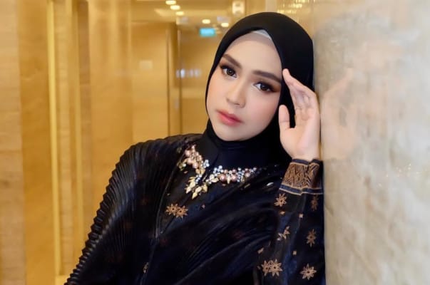 PhotoGrid_Plus_1732235313311 **Ria Ricis baru saja ungkap kerugian besar!** Jadi, ceritanya Ria Ricis lagi heboh banget nih soal ancaman dari mantan penjaga rumahnya, Angga Pratama. Doi melapor ke Polda Metro Jaya karena dituduh melakukan pemerasan dan ancaman buat nyebarin foto serta video pribadi Ria. Baru-baru ini, Ria hadir di sidang buat jadi saksi dalam kasus ini dan cerita soal kerugian yang dialaminya. Ternyata, nggak cuma kerugian materi, tapi juga mental! "Kerugian pertama itu mental, soalnya setelah kejadian itu saya syok banget, kepikiran terus," ujar Ria Ricis yang juga khawatir banget kalau ini ngaruh ke keluarganya dan anaknya. Dan yang bikin lebih parah, ancaman itu nggak cuma soal kesehatan mental, tapi juga bisa merusak kerja sama Ria dengan beberapa brand besar yang selama ini udah bekerja bareng. Ternyata, Angga itu pemerasan sama Ria karena merasa sakit hati setelah dipecat dari tugasnya sebagai satpam di rumah Ria. Tapi anehnya, Ria sendiri nggak tahu kenapa Angga dipecat karena waktu itu dia nggak tinggal di rumah yang dijaga Angga. Lebih parahnya lagi, Angga sampai minta uang Rp300 juta buat "diam" dan nggak nyebarin foto serta video pribadi Ria. Gila banget, kan? Drama ini jelas nggak cuma bikin Ria Ricis menderita, tapi juga bisa merusak reputasi dan kehidupan pribadinya.