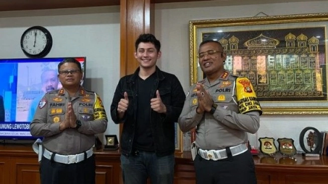 Lachlan Gibson viral, curhat polisi arogan, insiden motor SCBD, aktor muda Indonesia, Tourism Ambassador DKI, kasus viral polisi, Bad Boys Crazy Girls, CMO Kalijaga.id, Abang None Jakarta, kritik oknum polisi, Lachlan Gibson