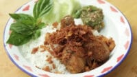 ayam goreng serundeng, resep ayam, masakan ayam, sambal bawang, Devina Hermawan, ayam serundeng, bumbu halus, ayam panggang, masakan rumahan, ayam renyah, ayam pedas, resep enak, menu ayam, masakan lezat, ayam khas.