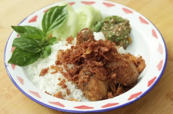 ayam goreng serundeng, resep ayam, masakan ayam, sambal bawang, Devina Hermawan, ayam serundeng, bumbu halus, ayam panggang, masakan rumahan, ayam renyah, ayam pedas, resep enak, menu ayam, masakan lezat, ayam khas.