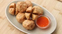 Bakso goreng, resep bakso, cemilan enak, camilan praktis, ide jualan, saus sambal, bakso ayam, bakso udang, resep sederhana, bakso goreng crispy, makanan kekinian, camilan pedas, bakso goreng renyah, makanan mudah, bakso goreng homemade.