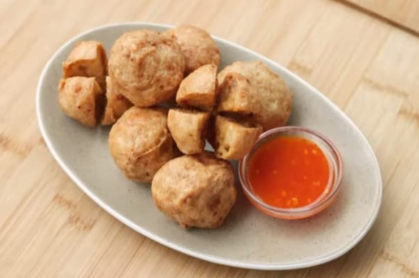 Bakso goreng, resep bakso, cemilan enak, camilan praktis, ide jualan, saus sambal, bakso ayam, bakso udang, resep sederhana, bakso goreng crispy, makanan kekinian, camilan pedas, bakso goreng renyah, makanan mudah, bakso goreng homemade.