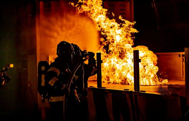 kebakaran Petamburan, Tanah Abang, Jakarta, konsleting listrik, pemukiman padat, rumah terbakar, kerugian kebakaran, 11 KK, 80 jiwa, Damkar DKI, Gulkarmat DKI, api merembet, mobil pemadam, lokasi kebakaran, laporan kebakaran, rumah ludes, kerugian material, warga Petamburan