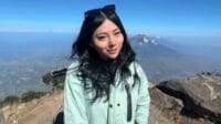 Wendy Walters, mendaki gunung, 7 gunung tertinggi, Piramida Carstensz, Rinjani, Semeru, Latimojong, Binaiya, Bukit Raya, Fiersa Besari, pendakian gunung, Yupi, mie instan, cedera kaki, Everest, petualangan baru, pendaki wanita, tim pendakian, hobi ekstrem, persiapan fisik, mental kuat, perjalanan mendaki.