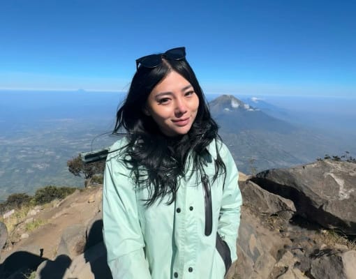 Wendy Walters, mendaki gunung, 7 gunung tertinggi, Piramida Carstensz, Rinjani, Semeru, Latimojong, Binaiya, Bukit Raya, Fiersa Besari, pendakian gunung, Yupi, mie instan, cedera kaki, Everest, petualangan baru, pendaki wanita, tim pendakian, hobi ekstrem, persiapan fisik, mental kuat, perjalanan mendaki.