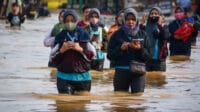 banjir bandung, curah hujan tinggi, Kabupaten Bandung, Desa Bojongsoang, Sungai Citarum, banjir parah, BPBD Kabupaten Bandung, kampung terendam, korban hanyut, Dayeuhkolot, tanggul jebol, operasi SAR, peninjauan Gubernur, banjir rob, wilayah banjir, banjir surut cepat, kecamatan banjir
