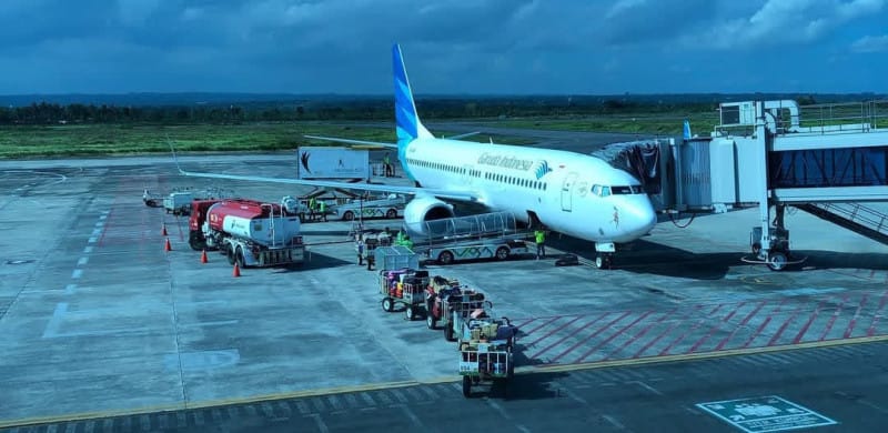 Harga tiket pesawat, Natal Tahun Baru, penurunan tiket pesawat, libur Nataru, harga tiket turun, kebijakan pemerintah, AHY, Prabowo Subianto, Kementerian Perhubungan, liburan murah, tiket domestik, transportasi udara, biaya tiket pesawat, maskapai Indonesia, pariwisata Indonesia.