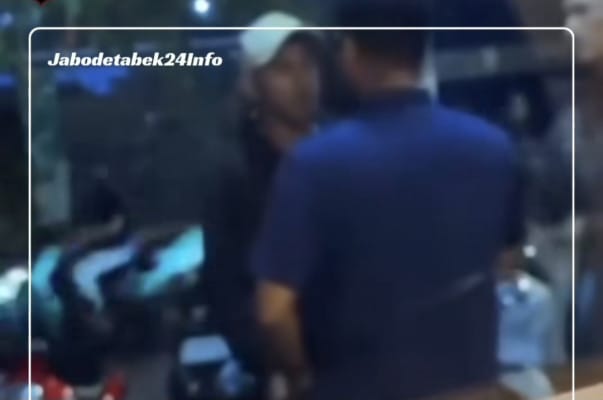 Penodongan celurit, pelaku menyerahkan diri, kafe Koja, video viral, polisi Koja, sajam celurit, kejadian cekcok, senjata tajam, korban MM, aksi kekerasan, Polsek Koja, kejadian viral, kekerasan jalanan, pelaku menyerah, laporan polisi, ancaman kekerasan.
